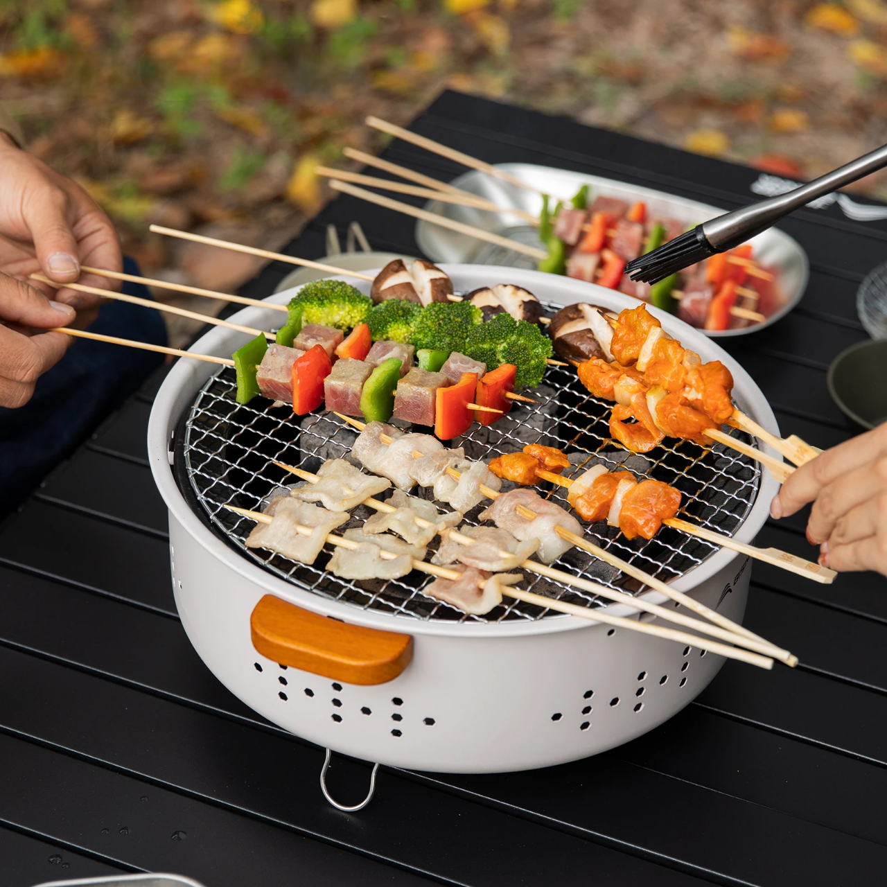 🍢 Mini Barbecue Portable Blanc avec Poignée en Bois | 31 x 31 x 13,5 cm