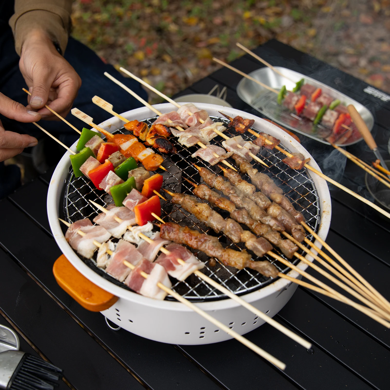 🍢 Mini Barbecue Portable Blanc avec Poignée en Bois | 31 x 31 x 13,5 cm
